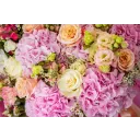 kytice hortenzií, růží a gladiol